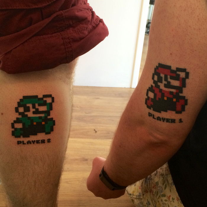 Caricaturi de personaje Mario Bros Luigi și Mario ca tatuaj a doi frați pe braț și picior