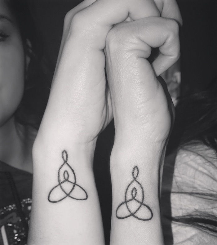 Un simbol pentru surori, cum ar fi Eternity Symbol, este de fapt un desen al celor două surori