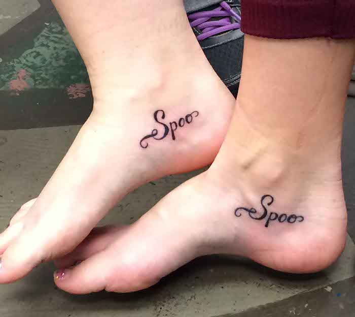 Symbool voor zussen - twee voet tatoeages met het woord spoo pretty cute
