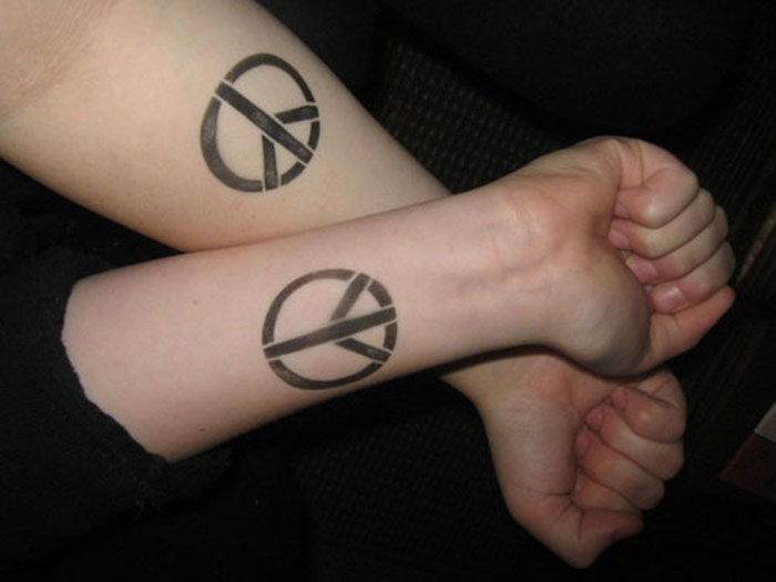 twee symbolen van vrede op de armen van twee zussen - symbolen voor zussen