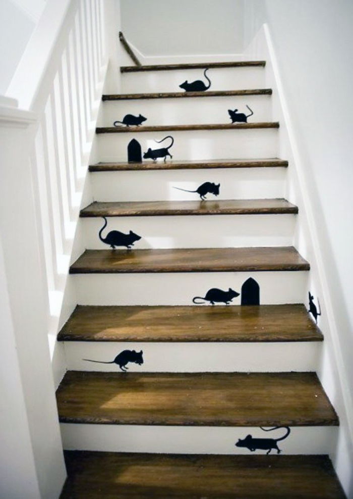 Na steno tatu vrti miška na stopnicah in se skriva v luknjah - stopniščne ideje