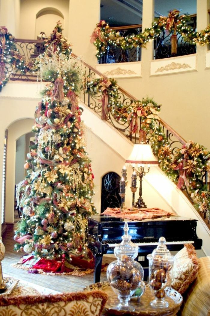 Veliko božično drevo dopolnjuje stopnišče z dekoracijo