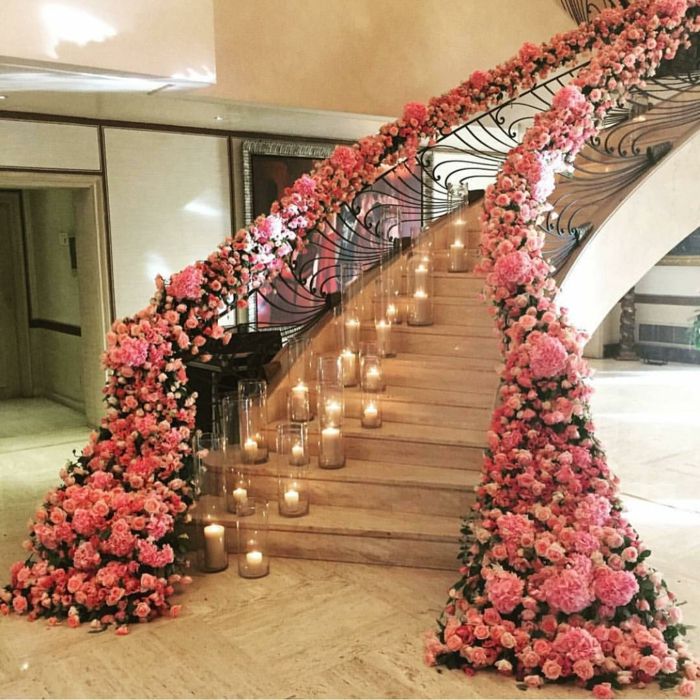 Stopnišče ideje veliko roza vrtnice na parapet in sveče na stopnicah Poroka dekoracijo