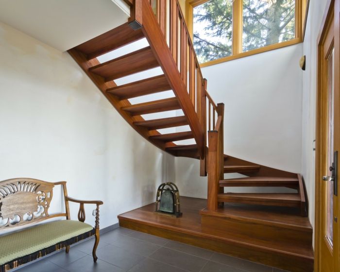 lesene stopnice v modni obliki s čudnim predmetom kot dekoracijo in klopi - stopniščni okvir