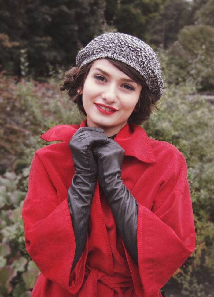 -de malha Francês Bonnet casaco vermelho e luvas pretas de couro chic-romântico