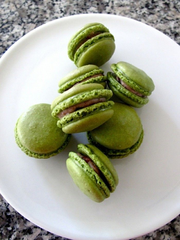 sunne-oppskrifter-med-matcha-makroner-in-grønn-farge-velsmakende-dessert-in-teller