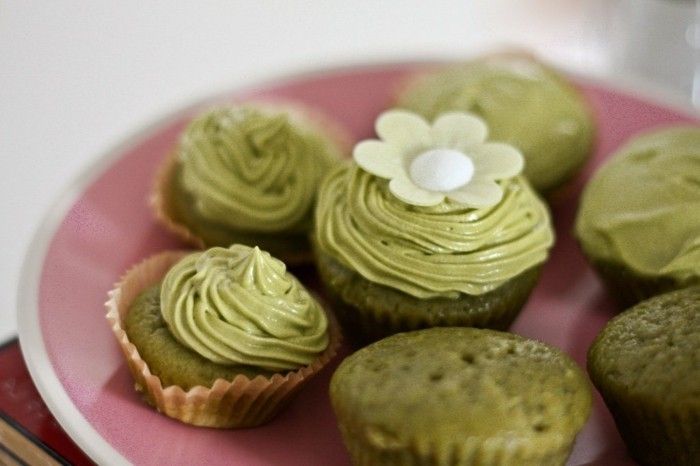 helse-sunne-ernæring-matcha-muffins-dekorere med fondant-blomst-deco-enn-muffins-
