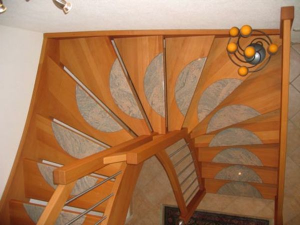 nuotrauka iš spiralės laiptų iš viršaus - gražus deko