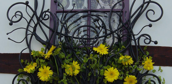 gitter-fönster-fönsterdekoration-med-gul-blommor-metallgaller