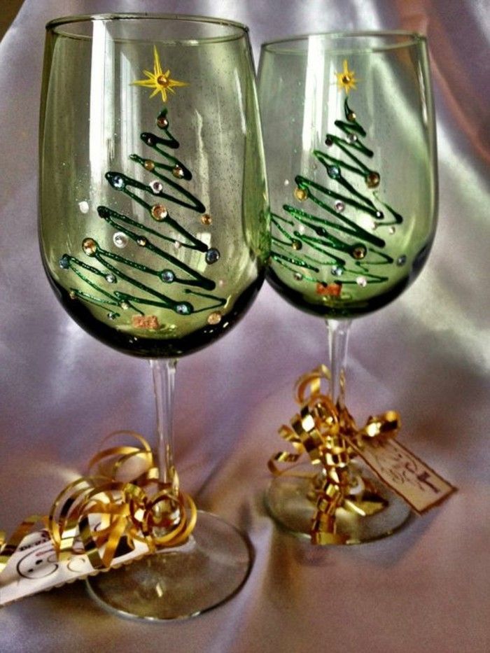 błyszczące świąteczne dekoracje na kieliszki do szampana
