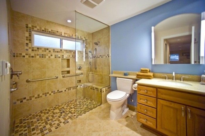 glazen douchewand-in-small-badkamer met houten-wastafel en spiegel-