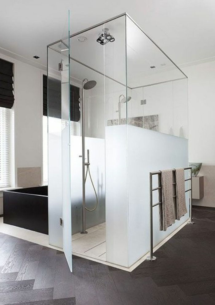 stiklo dušo sienelė-in-balta-elegantiškas vonios kambarys
