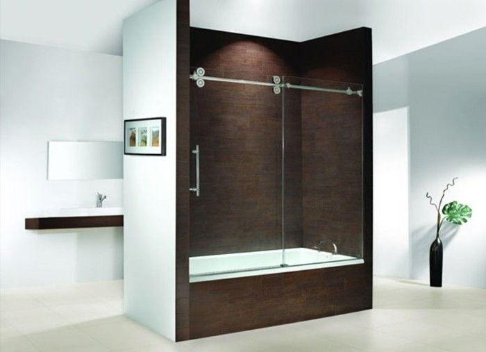 vidro do chuveiro-wall-in-banheiro-com-contrastando-color