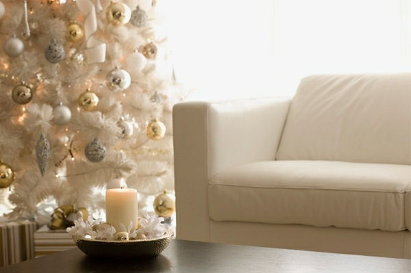 hvit juledekorasjon - stort juletre og elegant sofa i hvit farge