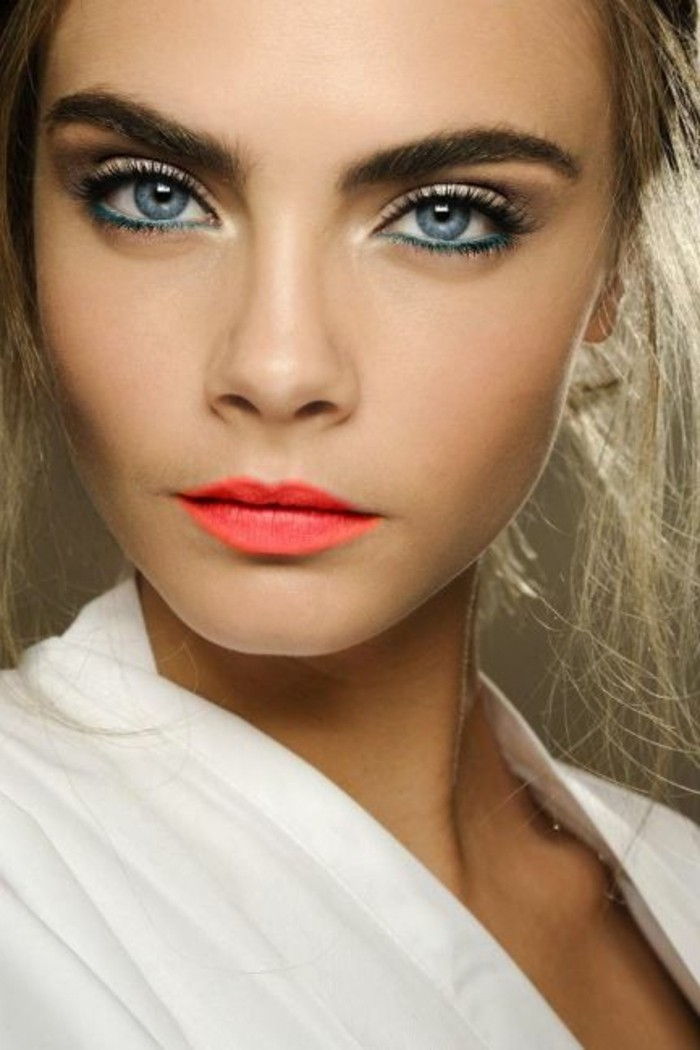 Glamour makiažas gruenes-Kajal-raudonai oranžinės-lūpų-blondinas-plaukai