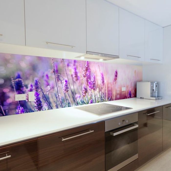 nowoczesna kuchnia w kolorze białym i brązowym ze szklaną tylną ścianą z fioletowymi kwiatami