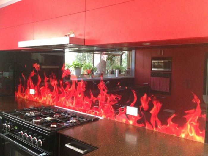 kuhinja v rdeči in črni barvi z stekleno steno z ognjem