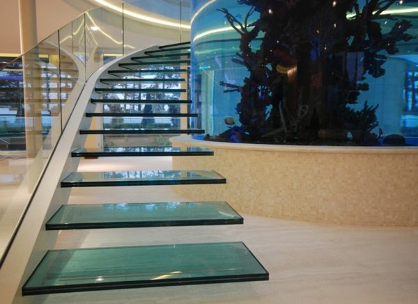 prabangūs interjerai - stikliniai, laisvai plaukiojantys laiptai