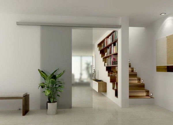 glidande glasdörr inuti mycket trevligt rum med trappor och bokhyllor