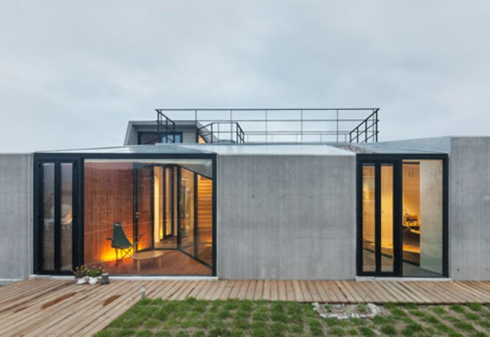 sklenená stena, terasa-moderný dom-s-pekným osvetlením