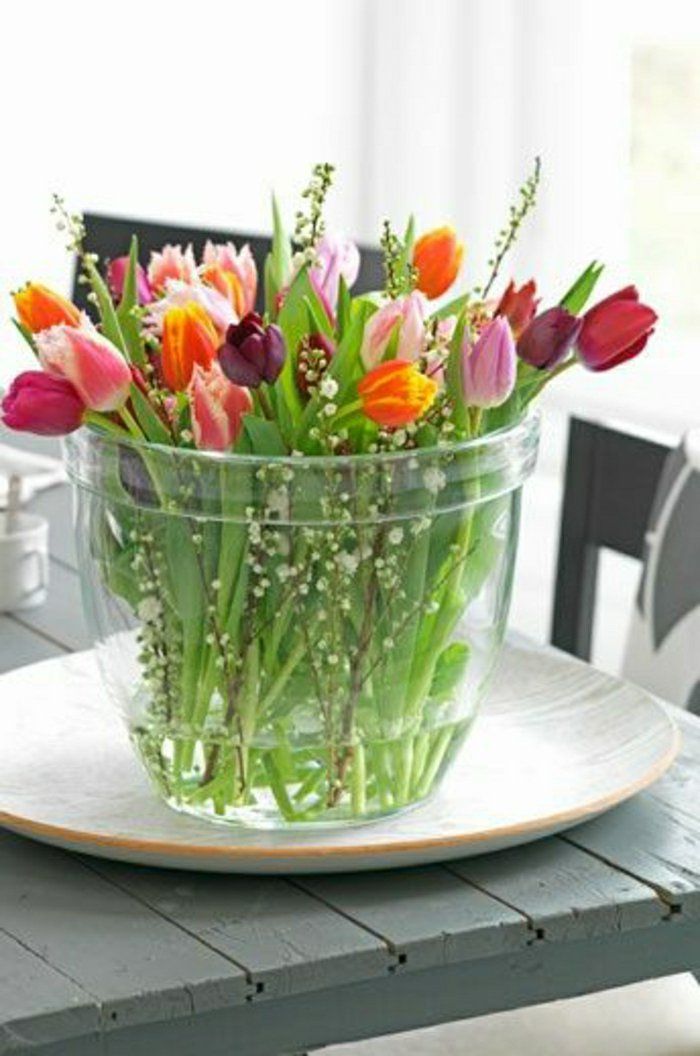 glazen vazen-grote-vaas-met-tulpen-in-different-kleur verse samenstelling