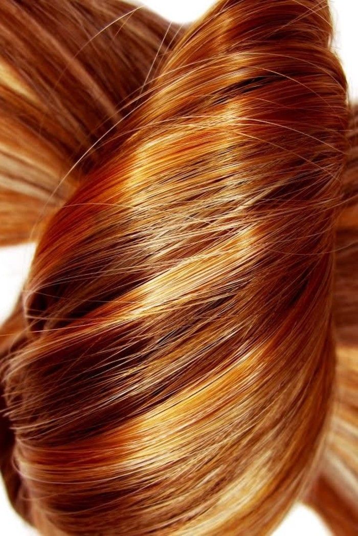 滑らかで光沢のある銅の髪-と-金髪のハイライト
