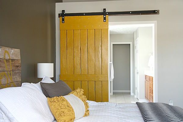 portas deslizantes-self-build-from-madeira-para-quarto-cama com travesseiro