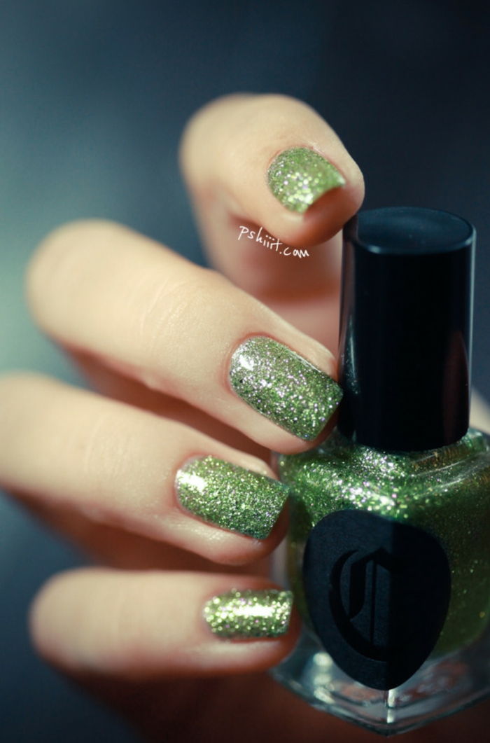 Glitter naglar att återskapa, grön nyans, cool idé för nyårs manikyr, grönt nagellack