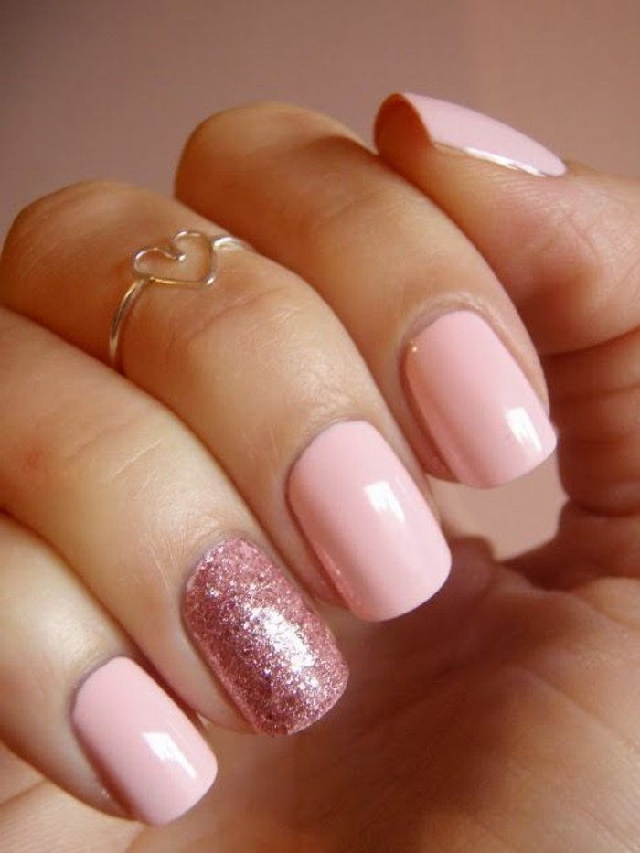 glittery paznokci akcenty w kolorze różowo-