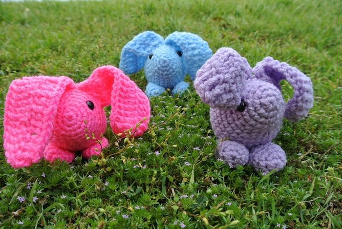 Croșetă pentru iepurii de Paște în trei culori diferite - roz, albastru și violet - Amigurumi pentru începători