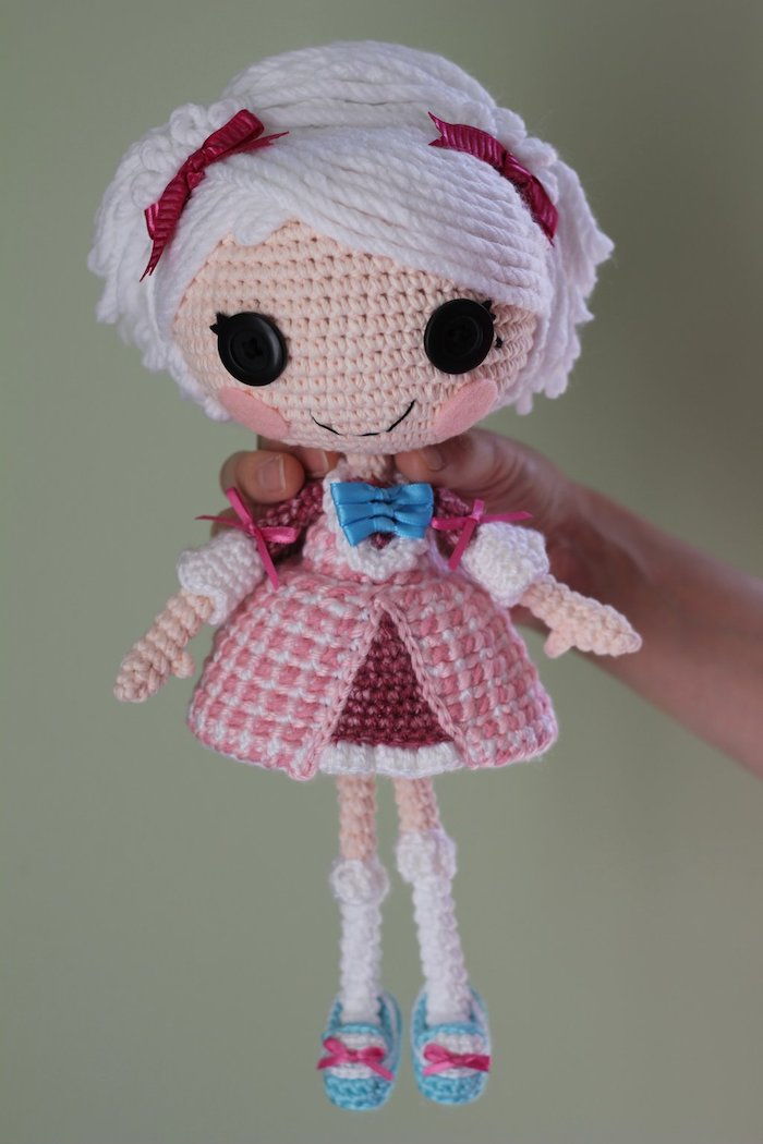 białe włosy z dwoma wstążkami i różową sukienkę Lalka Amigurumi od bohaterki