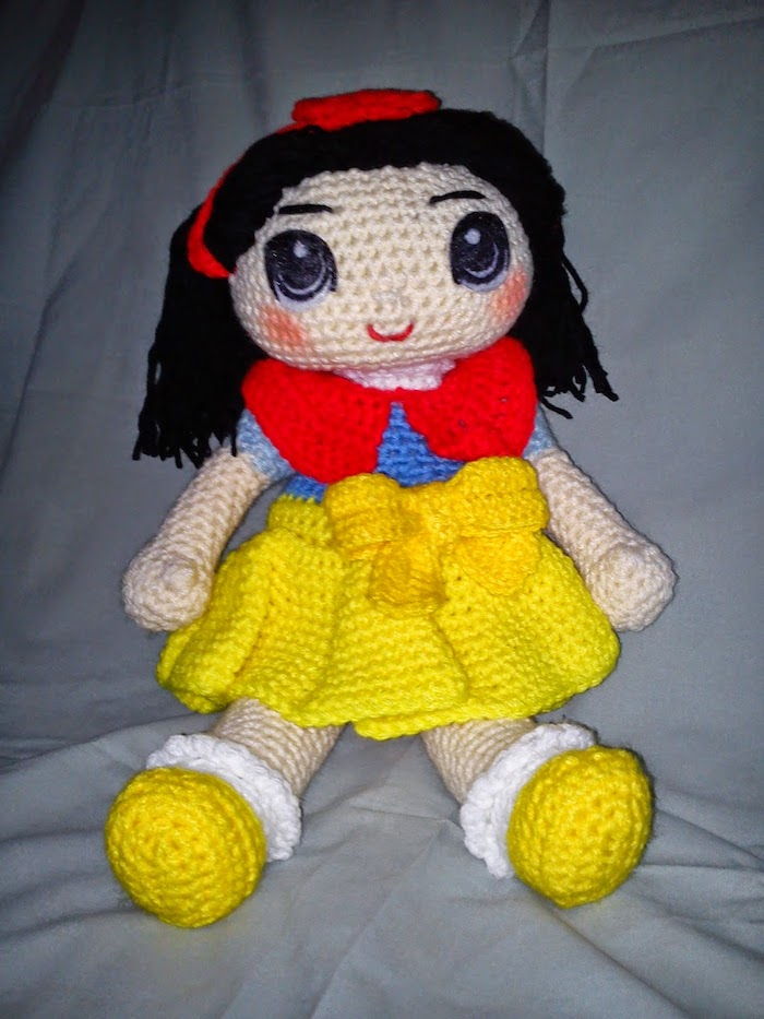 postać w kolorze śnieżnobiałym, podobnie jak sukienka filmowa w żółtych, czerwonych i niebiesko-czerwonych policzkach - Amigurumi dla początkujących