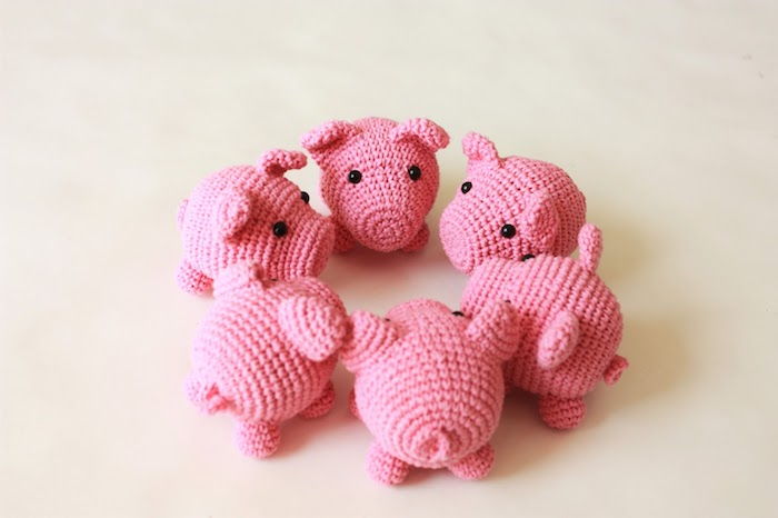 șase porci mici în culoare roz, aranjați unul lângă altul într-un cerc - Amigurumi pentru începători
