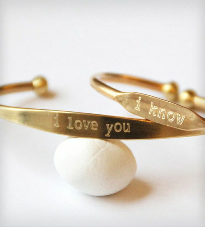 braceletes dourados com-gravura de-amantes
