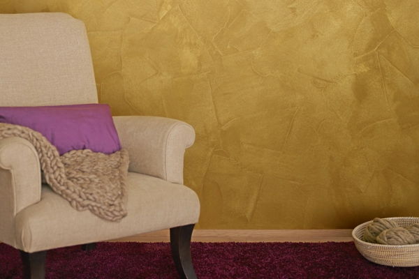 aukso spalvos sienos sofaßweiss