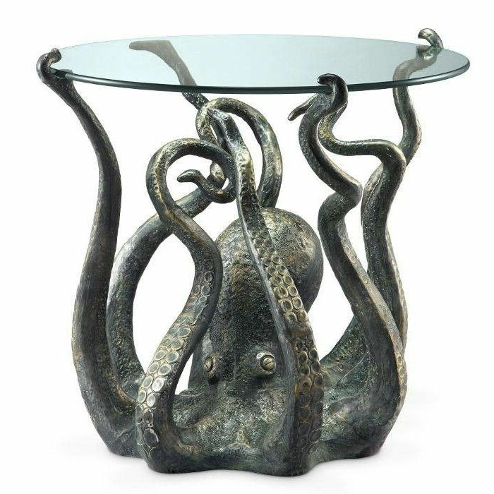 o masă rotundă mică cu cap de sticlă și un motiv octopod din metal