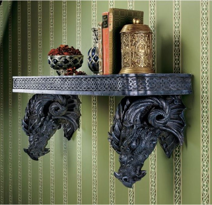 Rafturi metalice de perete în stil gotic, două capete de dragon, gravuri, cărți, castron decorativ din metal