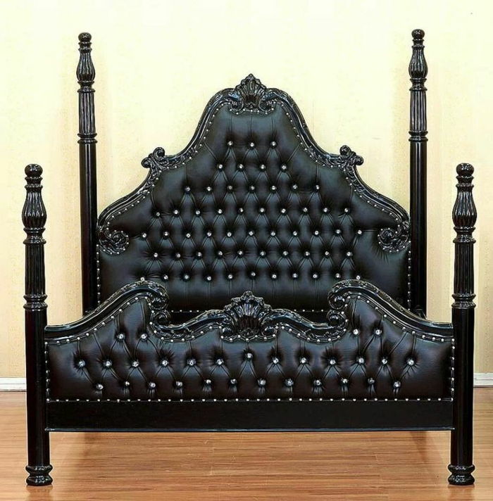 pat dublu masiv din piele și lemn în culoarea neagră, cu gravură și multe capace metalice