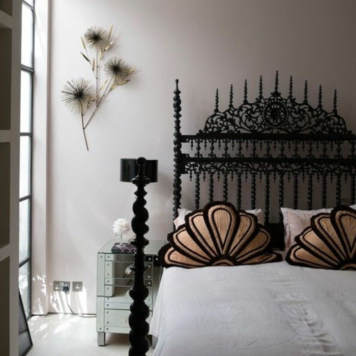 Gothic dormitor mobilat cu pat dublu în metal cu multe ornamente, perne model, decoratiuni de perete