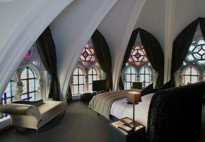 dormitor mare gotic cu acoperiș dom, ferestre cu vitralii, gardini lungi opace
