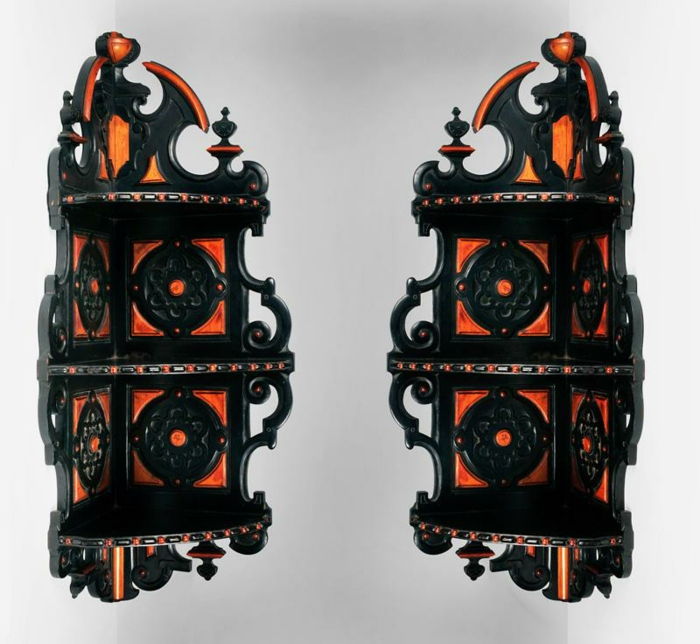 Rafturi de perete gotic decorative cu ornament și forme ascuțite, culoare neagră și roșie