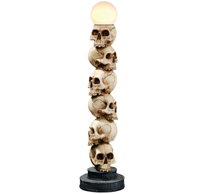 o lampă gotică cu șase cranii, un bec rotund și un stand rotund în negru