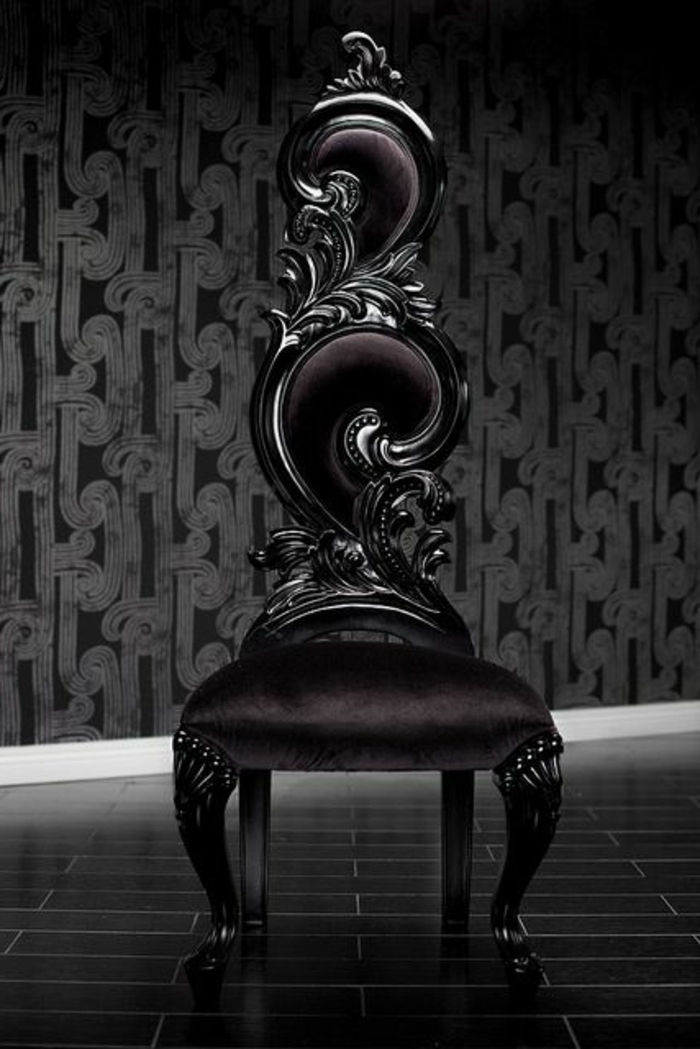 Scaun gotic în negru din lemn gravat cu scaun tapițerie și spătar tapițat