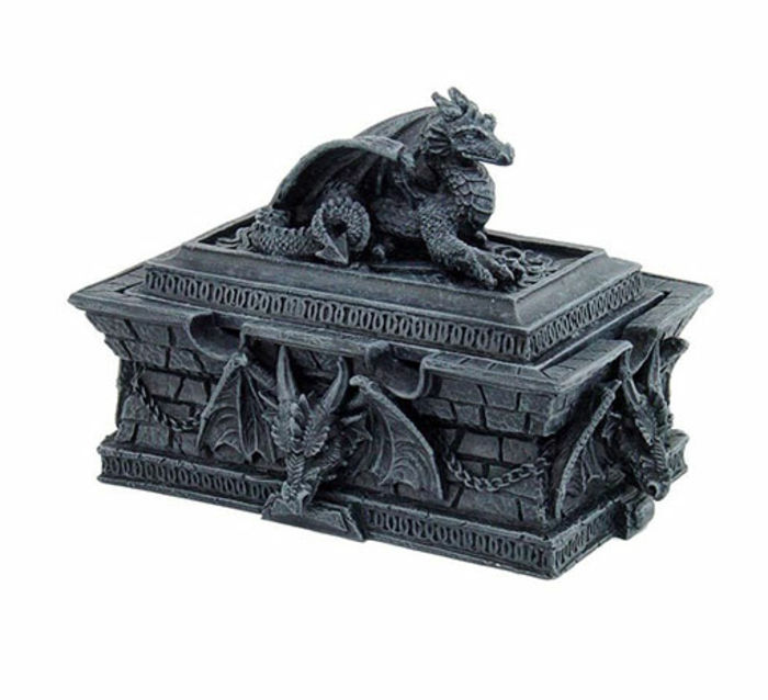 o cutie gotică de metal cu multe ornamente și un dragon pe capac