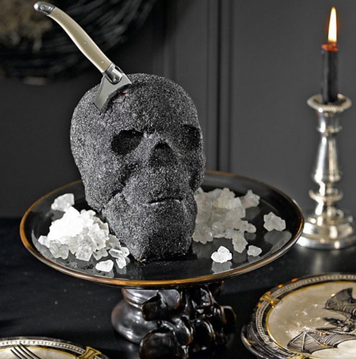 Gothic decoration: craniu negru cu un cuțit, castron fructe negre, plăci decorative cu dragon