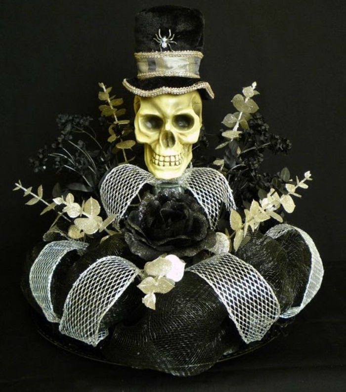 Decoratie gotica cu un craniu cu palarie, plante artificiale, arcul alb, arcul negru