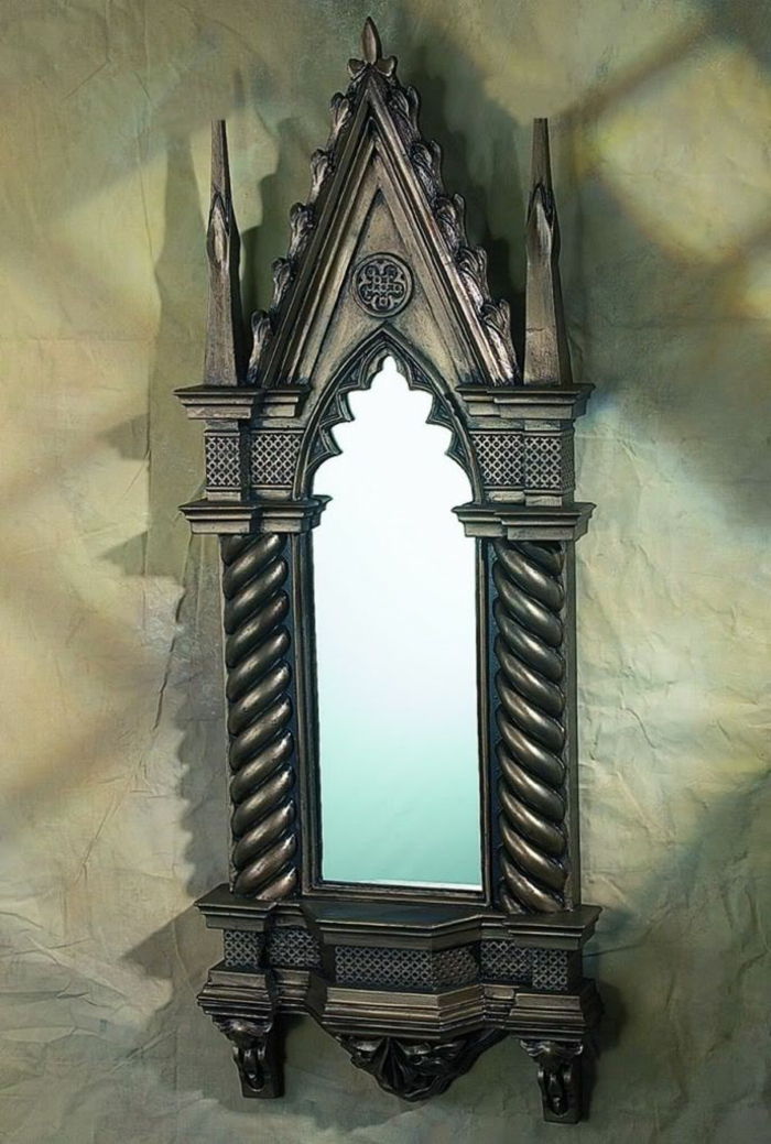oglinda gotica cu forma ascutita, motivele catedralei, rama metalica, motivele catedralei