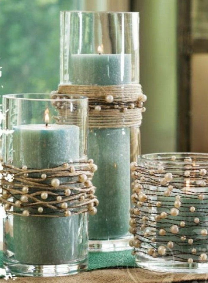 žalia kvepianti žvakė puošia stiklo karoliukais