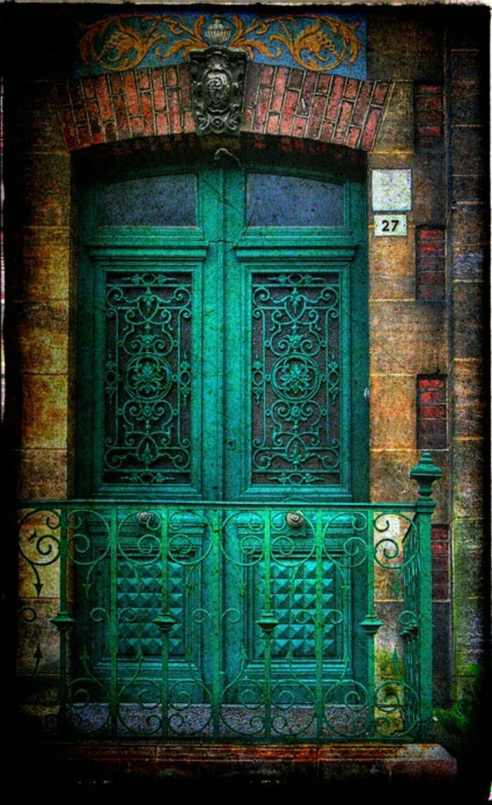 green-deur-vintage-Midden-Oosten-stijl hek ornamenten glas-bakstenen gebouw