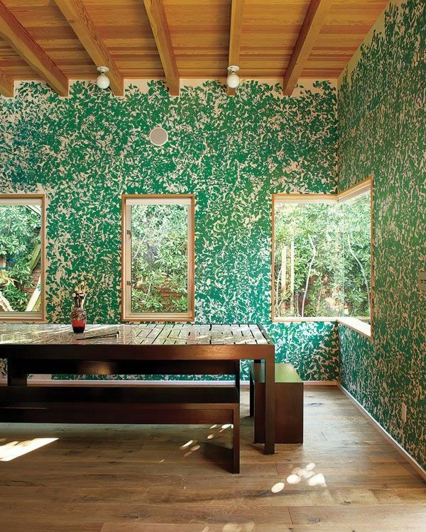 žalios-sienos-nuotraukos-medinis stalas